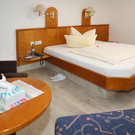 Hotel Zum Weissen Roessel Walldorf  Esterno foto
