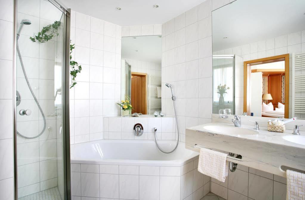 Hotel Zum Weissen Roessel Walldorf  Esterno foto