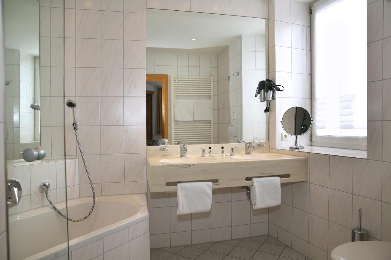 Hotel Zum Weissen Roessel Walldorf  Esterno foto