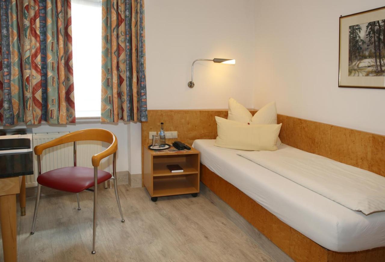 Hotel Zum Weissen Roessel Walldorf  Esterno foto