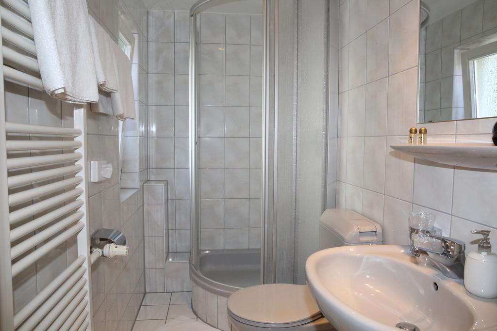 Hotel Zum Weissen Roessel Walldorf  Esterno foto